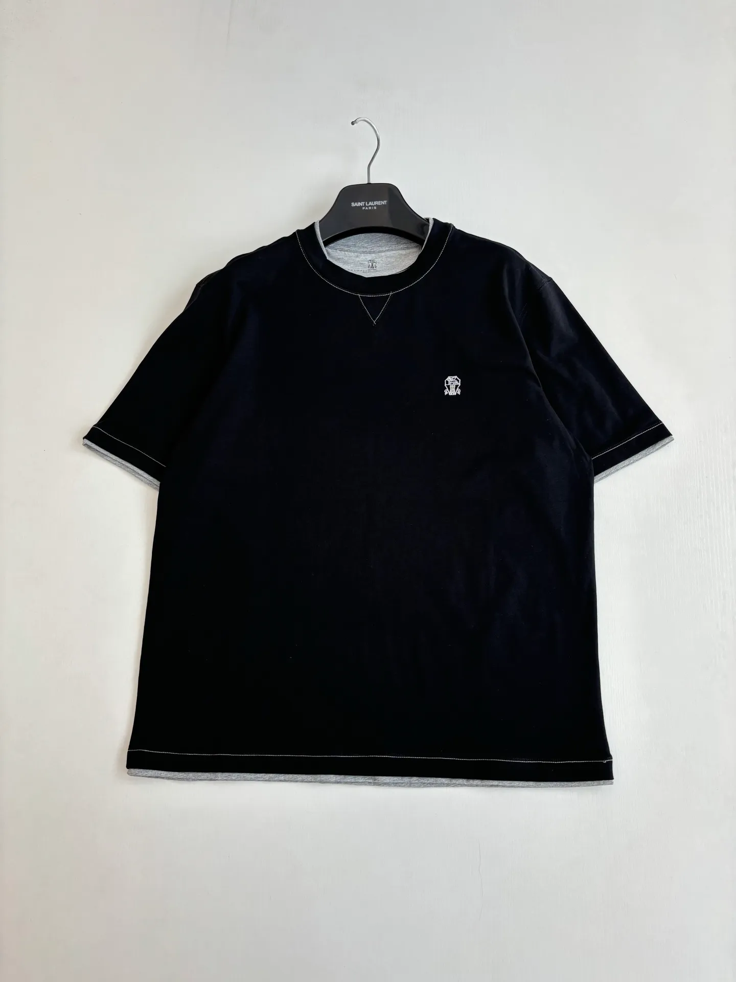 Brunello Cucinell Bc logo embroidered fake two-piece short-sleeved T-shirt. The neckline, cuffs and hem are exposed with Gray contrast binding. The double-layer splicing process is used to simulate the layering effect. The badge embroidery needs to be accurately aligned and the stitch density is consistent with the original to avoid raw edges and skipped stitches. Size: S/M/L/XL